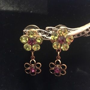 Vintage gold tone earrings w crystal flowers